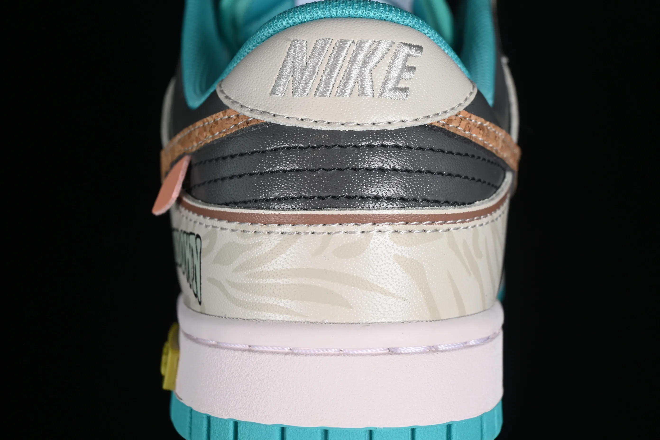 All Categories Nk SB Dunk Series Nk SB Dunk Low Low-top sneakers Nk Dunk Low Panda Prank Spring Touchdown Spring Olive Vietnam Tan Green SB Strappy Low-top Casual Shoes DV0834-101